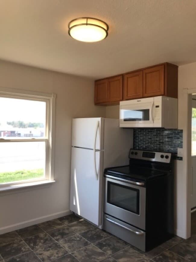 Building Photo - 2095 Orchard Dr E