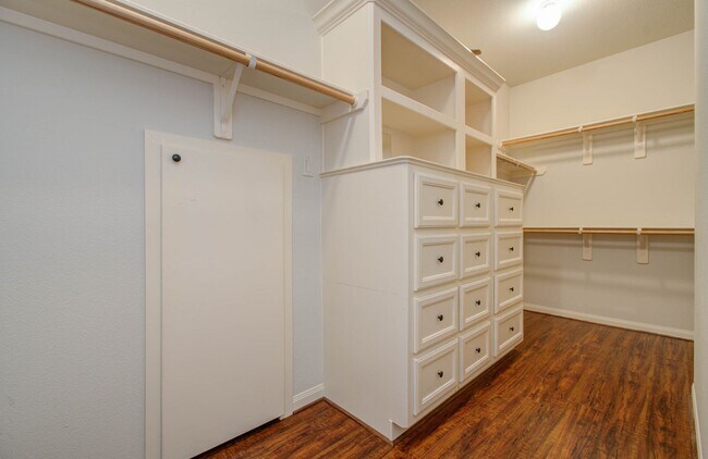 Building Photo - 10205 Brooktree Dr