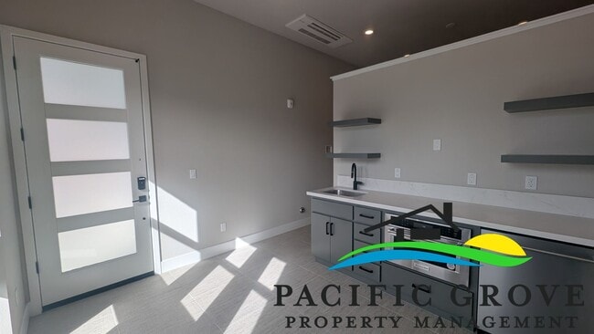 Building Photo - Stylish New Studio with Modern Finishes in Marina