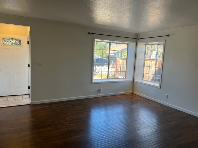 Building Photo - 1057 6th Ave