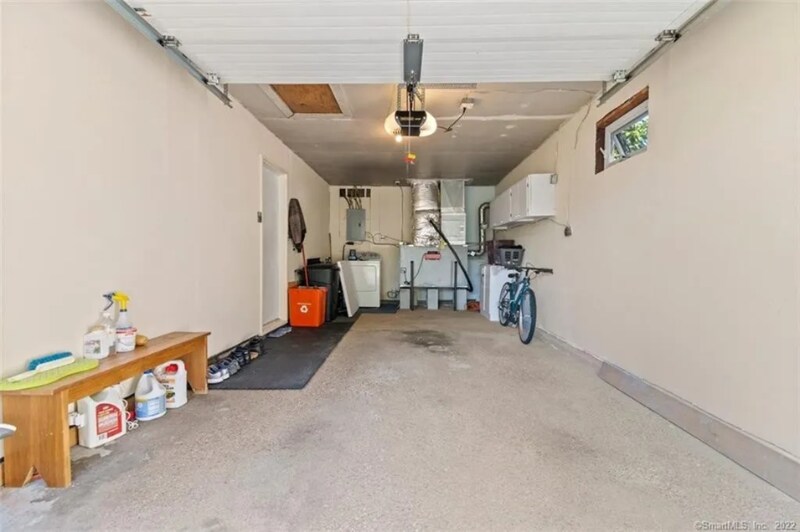 Building Photo - 8 Indian Field Rd