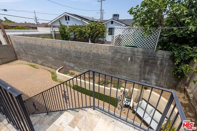 Building Photo - 12833 Delano St