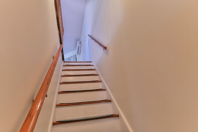 Building Photo - Charming 3 Bedroom on Verbeke St w Off Str...