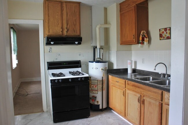 Building Photo - Updated 3 Bed and 1 Bath