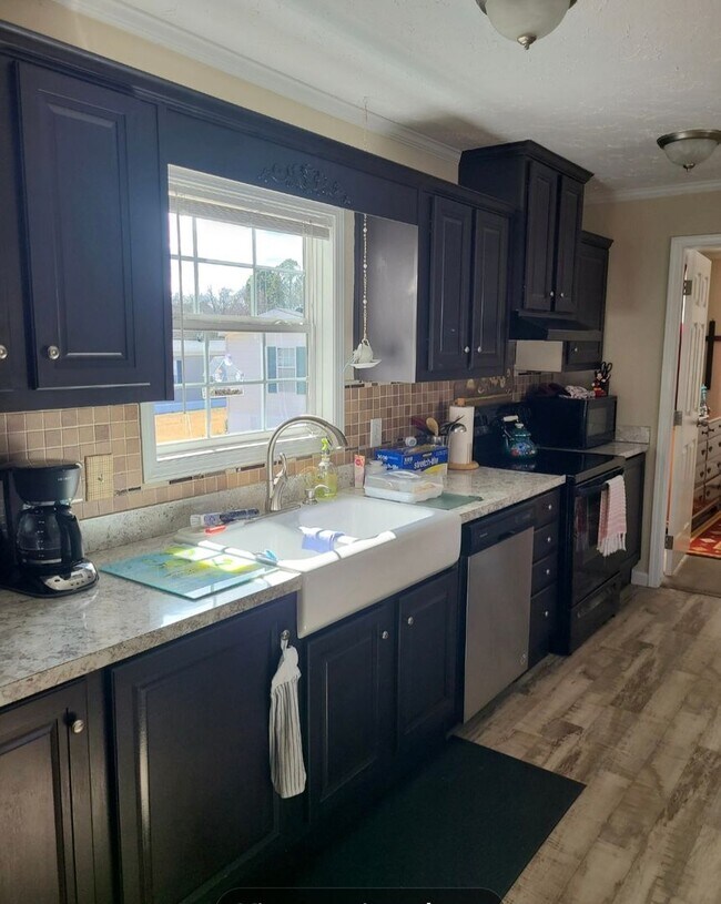Building Photo - 3 Bedroom 2 Bath Home with large Sunroom i...