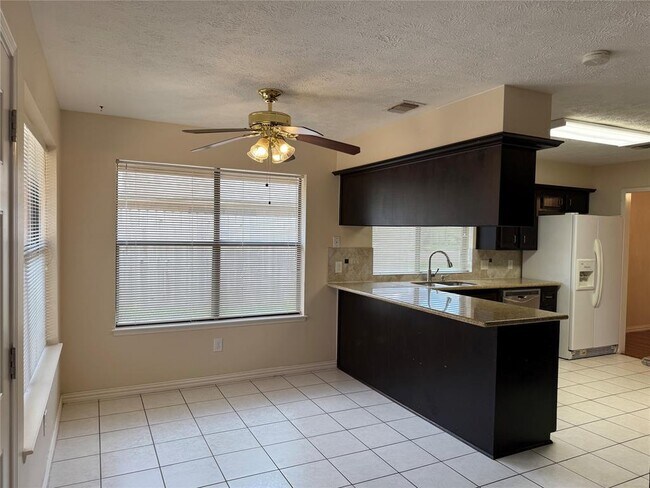 Building Photo - 3031 Green Fields Dr
