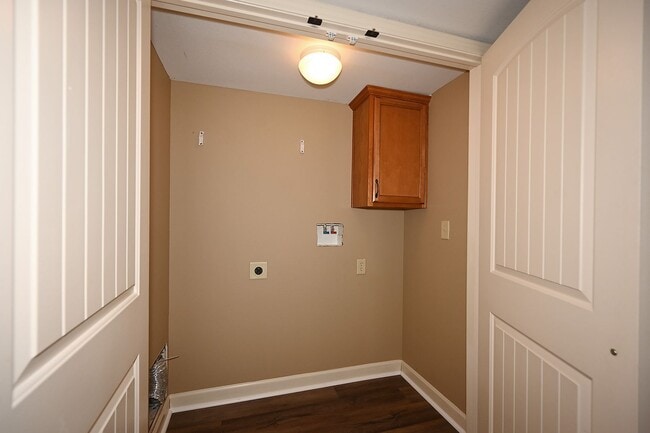 Building Photo - 3 Bedroom, 2.5 bath Townhome with 1 car garage!