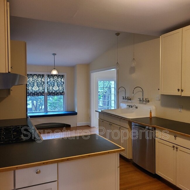 Building Photo - 4643 Stuart Ave