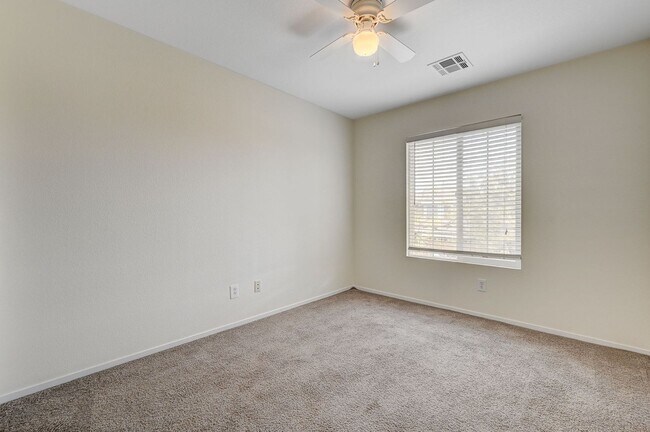 Building Photo - *MOUNTAINS EDGE 3 BED 2.5 BATH * COMMUNITY POOL, FITNESS CENTER, AND SPA *
