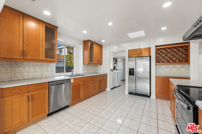 Building Photo - 6932 Mammoth Ave