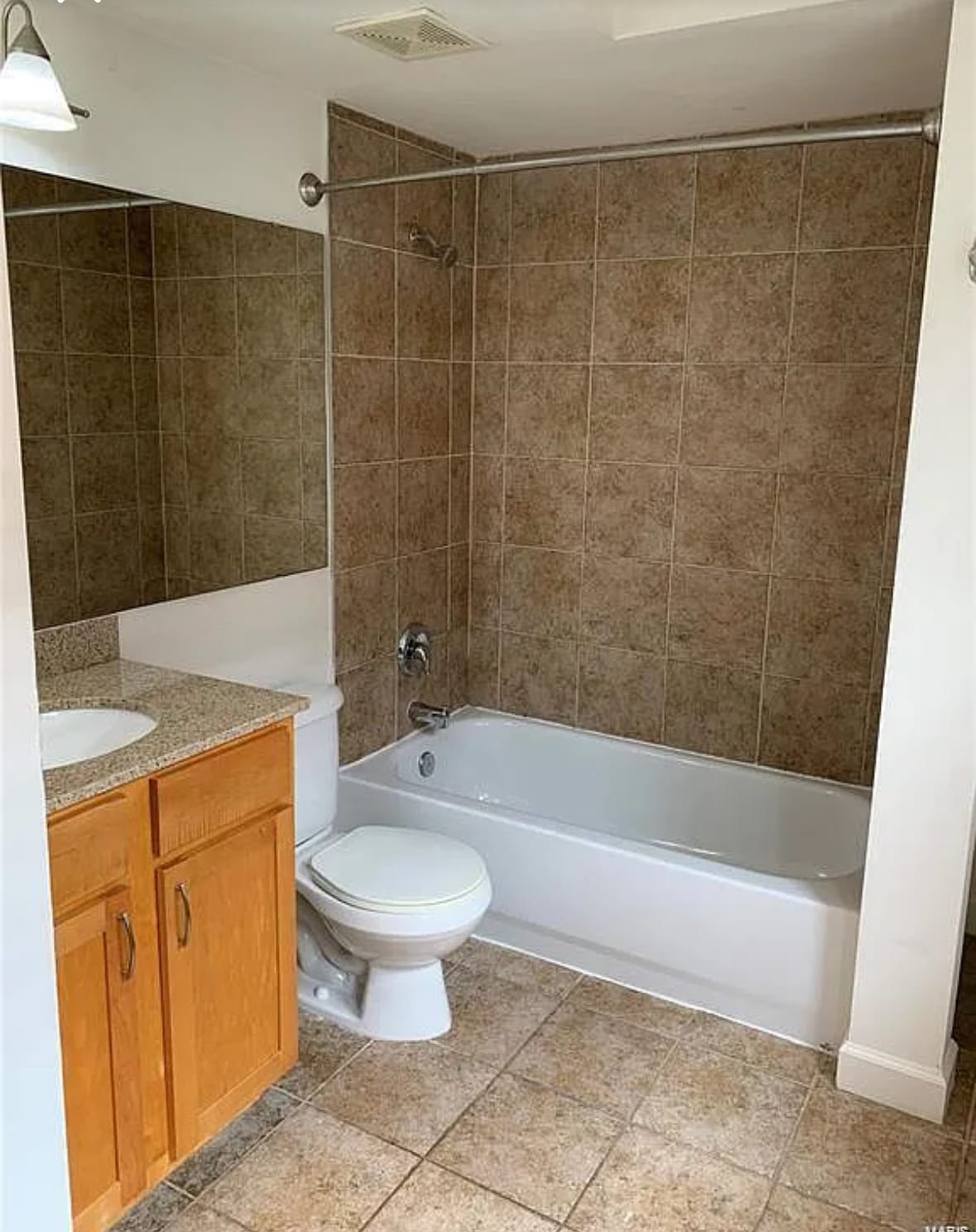 Tiled bathroom - 5350 Pershing Ave