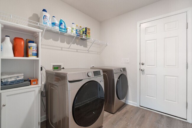 Building Photo - Gorgeous and Spacious 5/3 Home with Commun...