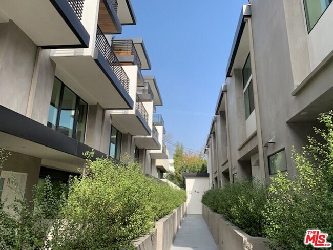 Building Photo - 2241 Hyperion Ave