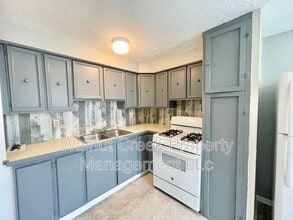 Building Photo - 229 Gates Ave