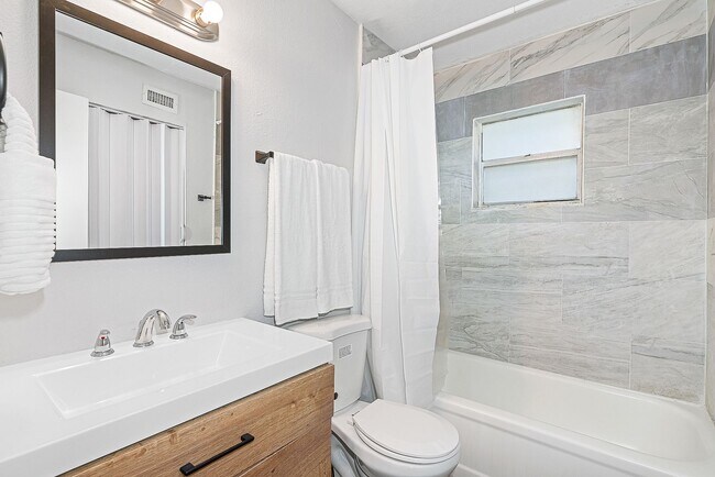 Building Photo - One bedroom, heart of Tampa, stylish and pet friendly