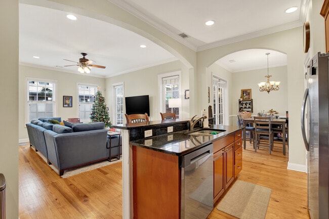 Building Photo - 407 E Hull St