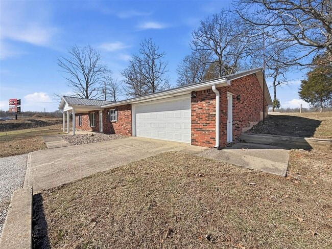Building Photo - 2390 Brandenburg Rd