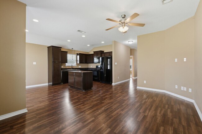 Building Photo - Spacious 3/2 Available for Lease in Bryan/College Station