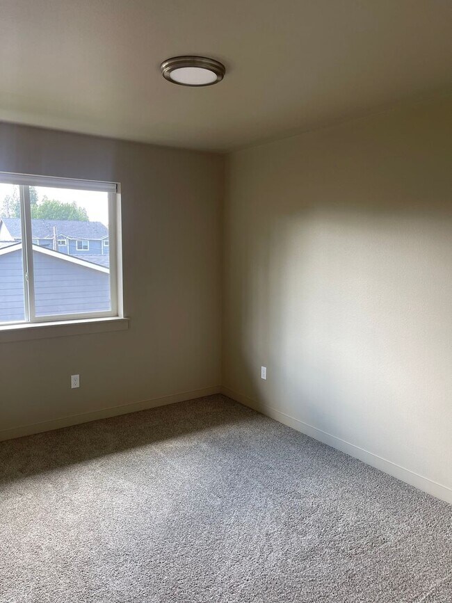 Building Photo - Three Bedroom Pet Friendly Townhouse!