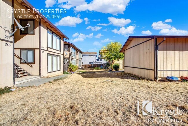 Building Photo - Spacious upstairs 3 bedroom unit