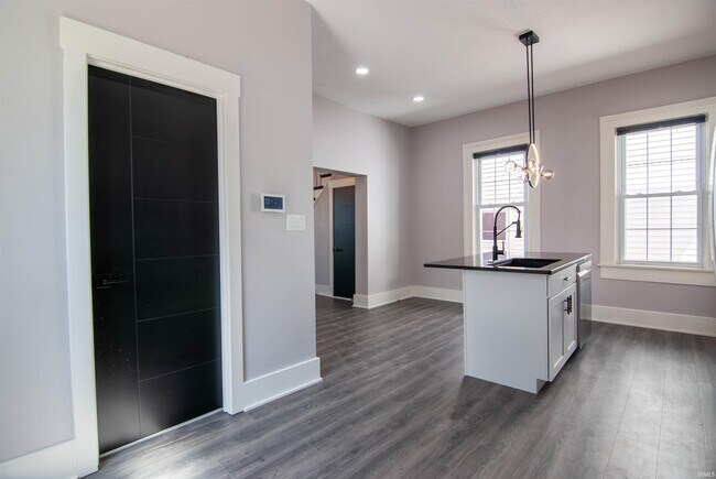 Building Photo - 605 Lavina St
