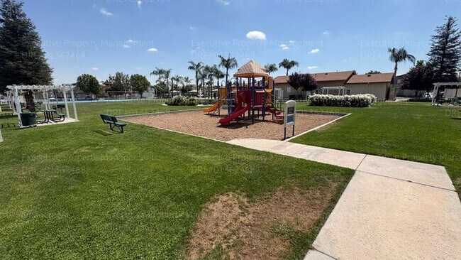 Building Photo - 2 bedroom 1.5 bathroom townhome located in a gated community near Hosking Ave/ S. Union Ave