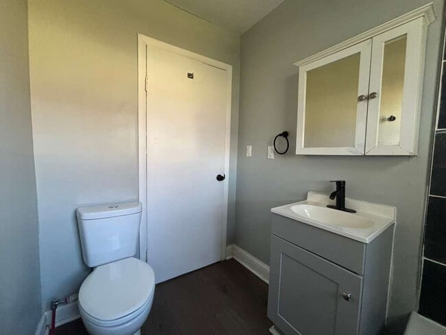 Building Photo - 112 Applegate St