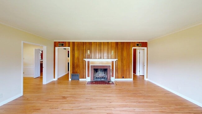 Building Photo - Newly Remodeled Spacious 4-Bed Home Availa...