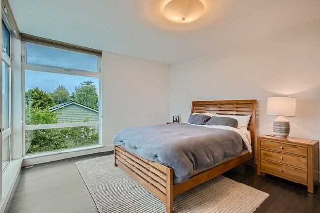 Building Photo - Queen Anne Home