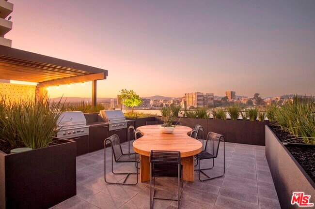 Building Photo - 10777 Wilshire Blvd
