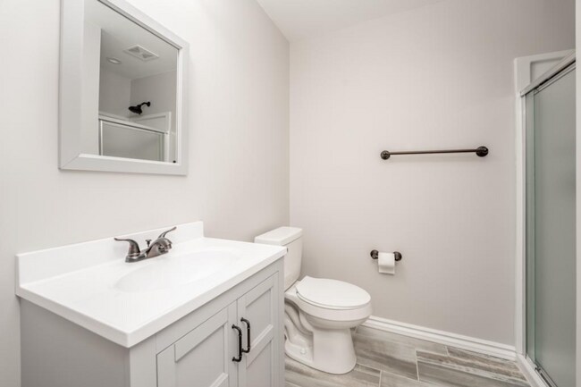Building Photo - Cute 3 bedroom house near shopping, restau...