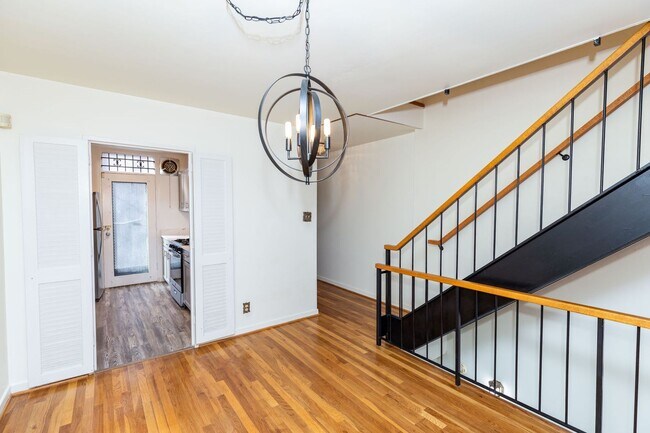 Building Photo - Large SW DC Townhome with Parking