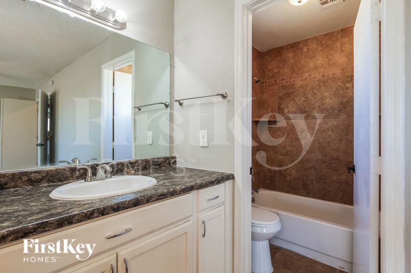 Building Photo - 515 E Renee Dr