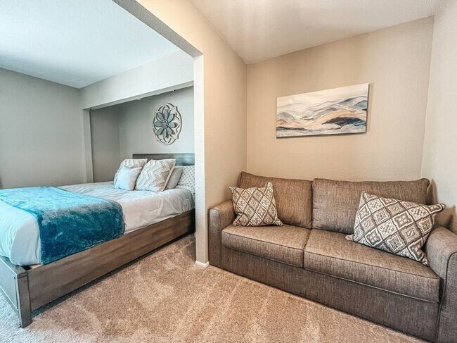 Building Photo - 4 Bedroom Pool Home Located Downtown