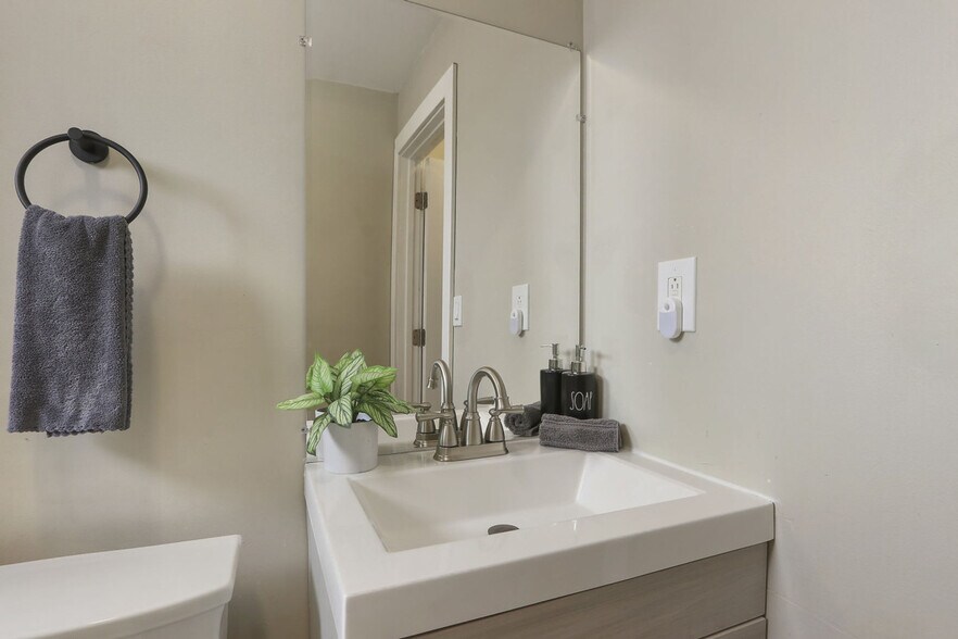 Building Photo - 1009 Front St