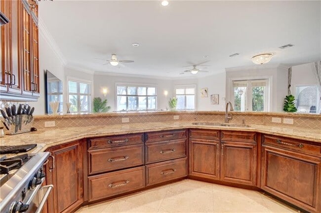 Building Photo - 1320 S Lakeside Dr