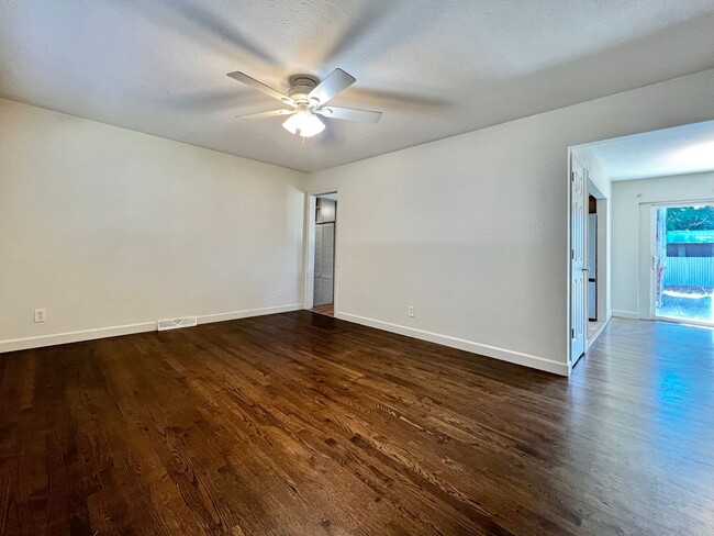 Building Photo - Beautiful 5 bed 2 bath House in Central Fo...