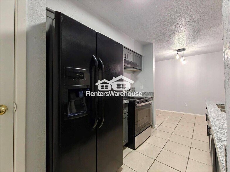 Building Photo - 8034 Antoine Dr