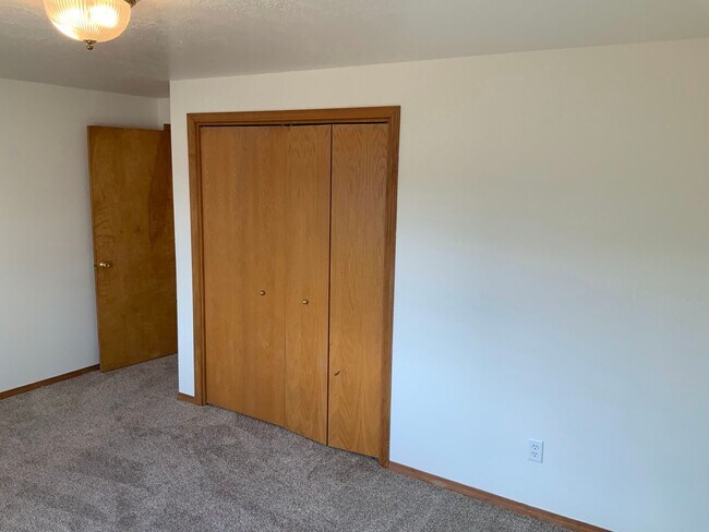 Building Photo - 3 Bedroom, 2 Bathroom House in Springfield