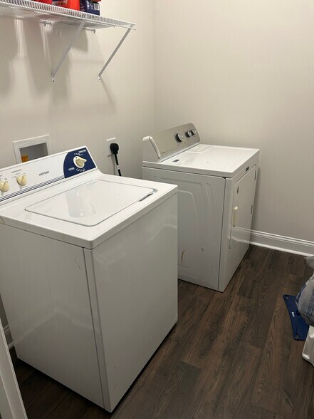 Building Photo - 2032 Secluded Dell Rd