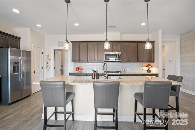 Building Photo - 305 Hemlock Bluff Ct