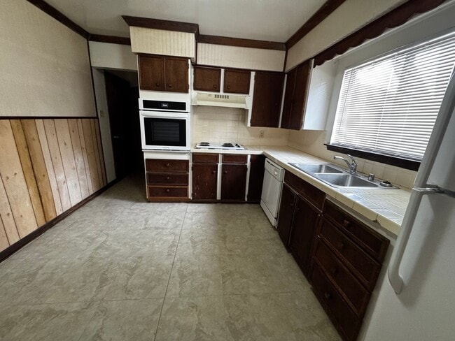 Building Photo - Near UNM. 3 Bedroom 2 bath