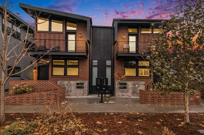 Building Photo - Available Now!!! 1 Bedroom 2 Bathroom Luxu...