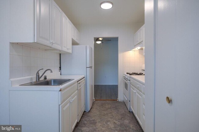 Building Photo - 5937 Quantrell Ave