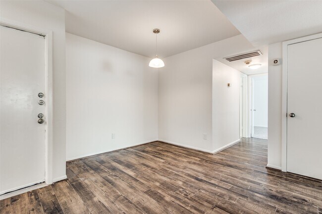 Building Photo - 8527 Hearth Dr