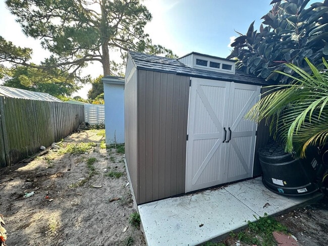 Building Photo - 2300 SW 43rd Terrace