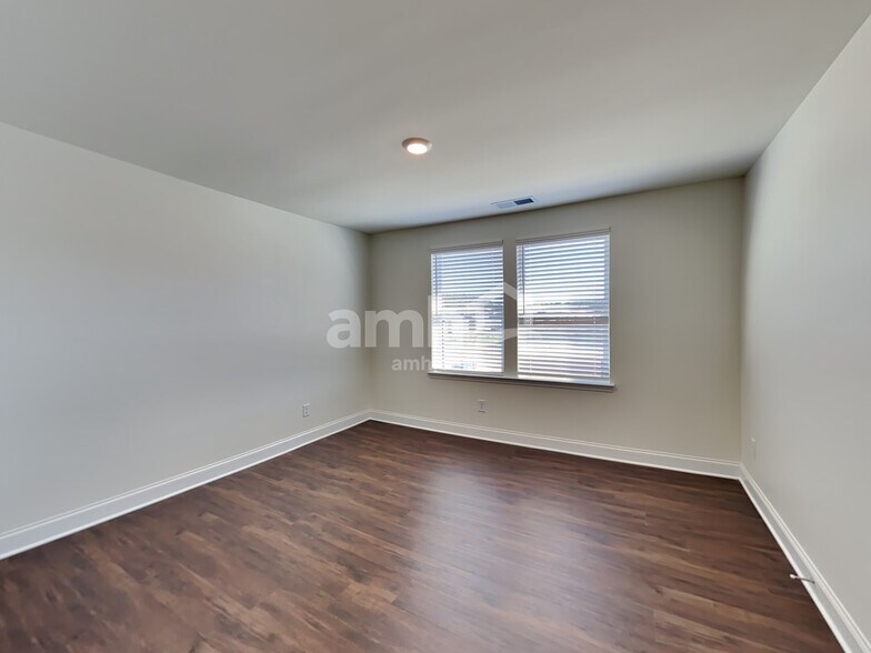 Building Photo - 2042 Windsor Park Ave