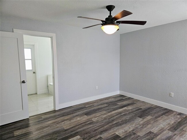 Building Photo - 10136 Paradise Blvd