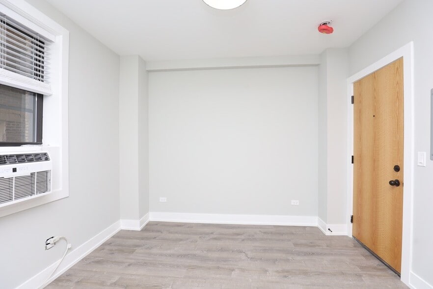 Building Photo - 510 W Belmont Ave