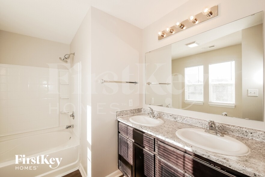 Building Photo - 8128 Wildwood Farms Dr